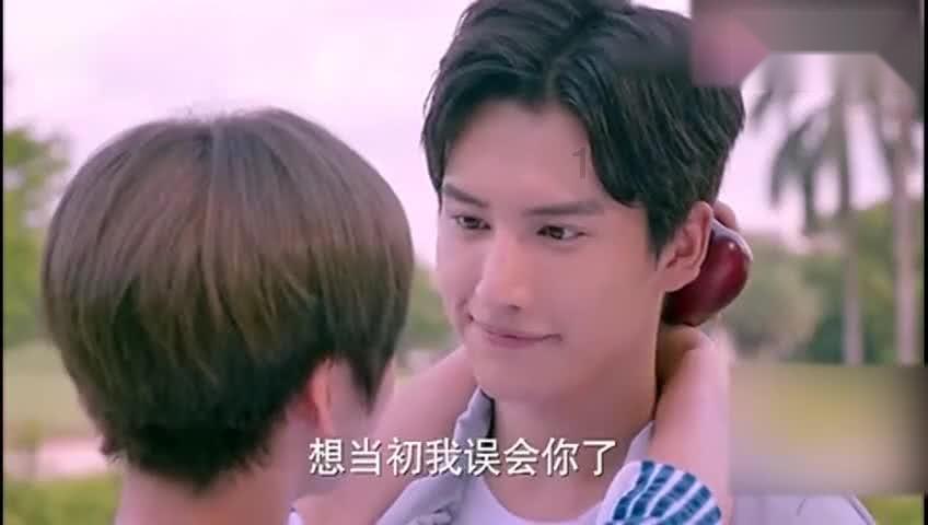 女生商场内疑遭咸猪手，找到猥琐男时，对方正伸手摸向另一女生！