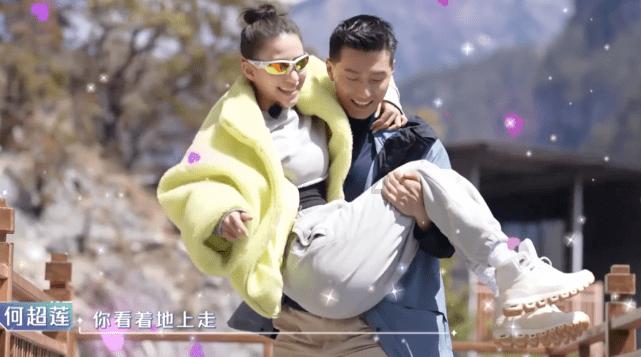 国王夫妇贺年卡,苏提达挽手泰王甜美微笑,没注意只戴了一只耳环