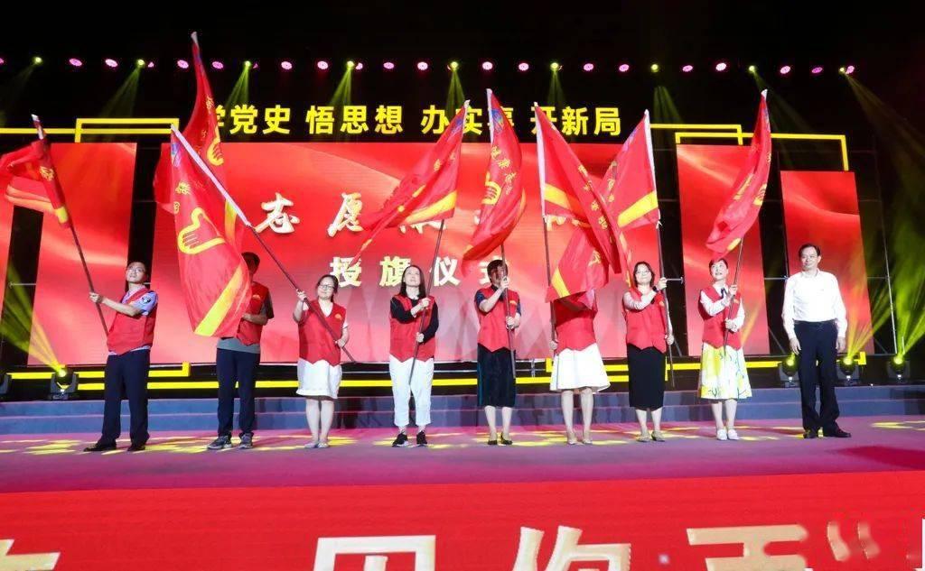 凤凰洲街道征订百份《南昌日报》送重点企业