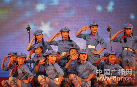 第一现场|德州一女子驾车突发心脏病 警医接力搜救
