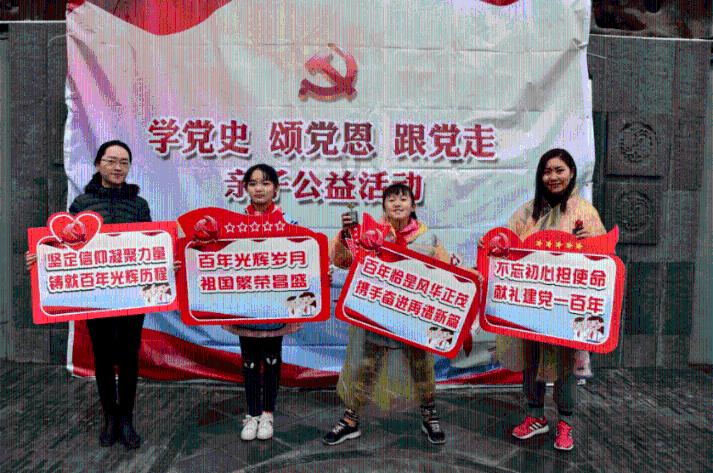 笑话十条：我和女朋友住一起，前几天在床下发现烟头，我没吱声