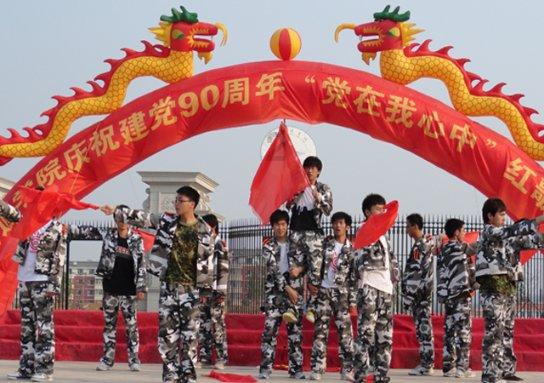 老人有手抖的病，其他都正常，就是感觉吃饭穿衣不便，有什么妙招吗？