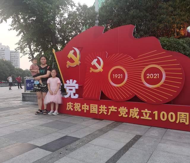 马伊琍搂抱女儿庆生,温馨画面中15岁大女儿颜值出众