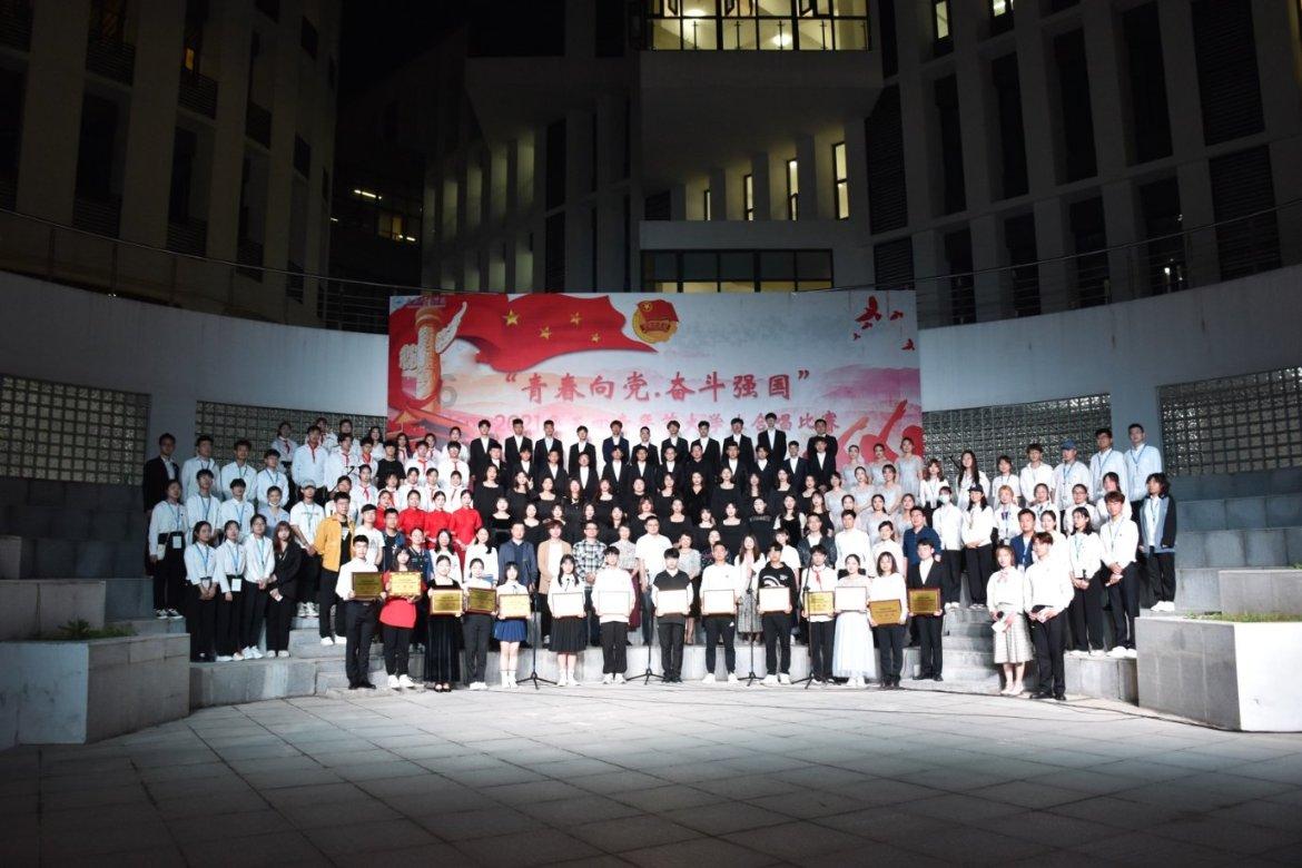 新华社｜宿迁市钟吾初级中学：百年腊梅凌寒绽放