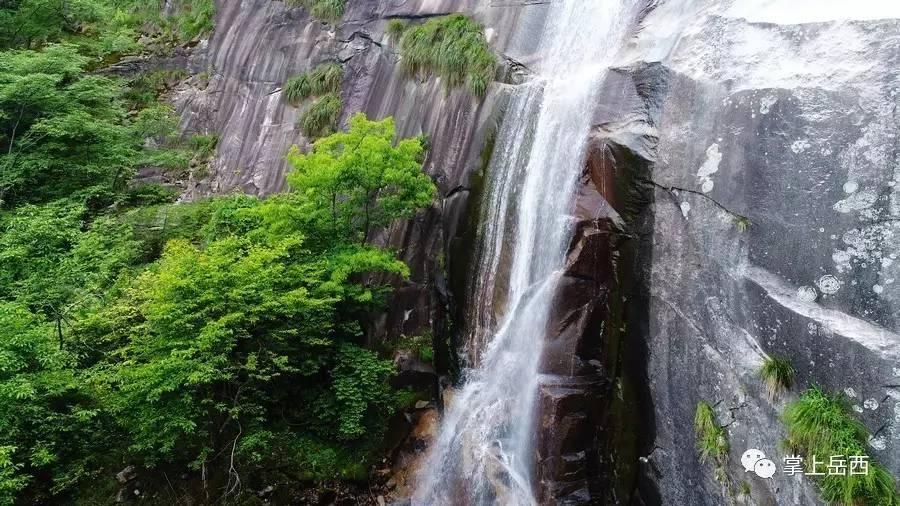 云南镇雄山体滑坡搜救现场：老夫妻遇难时手拉手