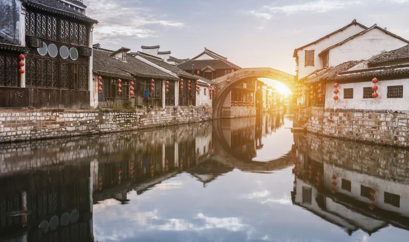 苹果Vision Pro三天售出18万台;迪士尼公布VR万向跑步地板
