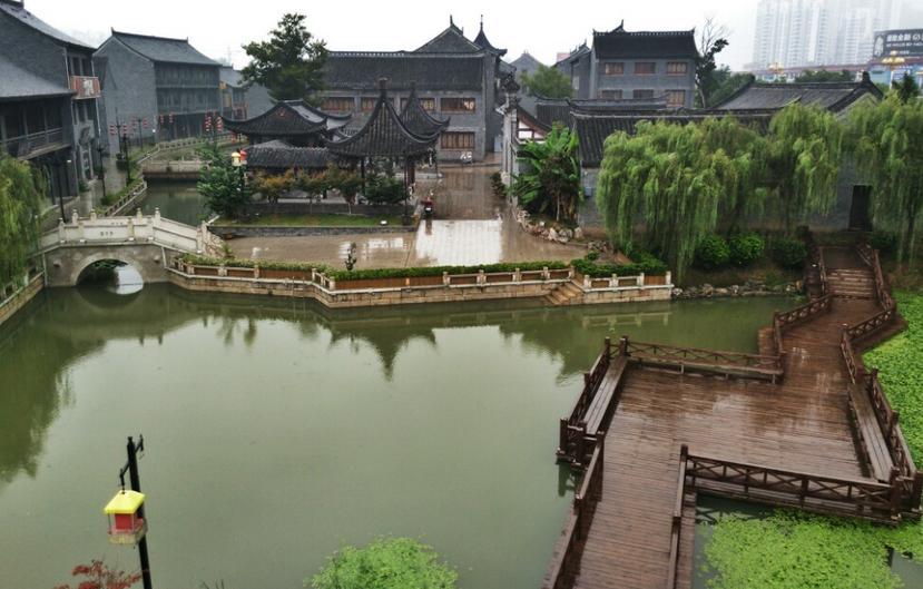 逃离荒废房屋