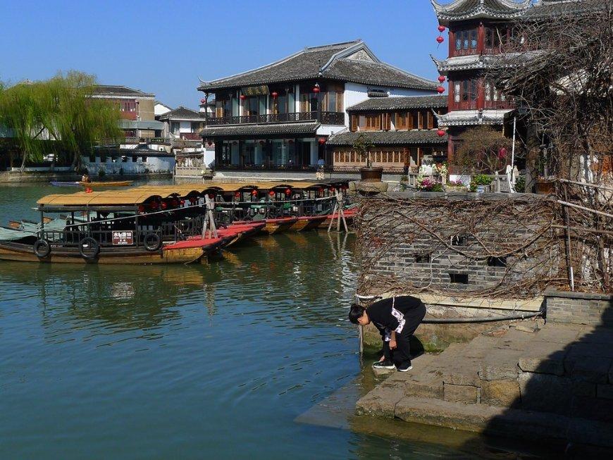 民间故事：少妇采蘑菇回家，发现村庄变鬼村，出马仙：你进了鬼门